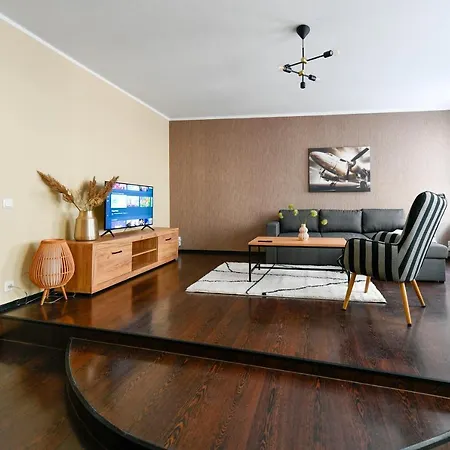 Modernes Altmarkt Mit Parkplatz 4 Gaeste 55qm Waschmaschine Wlan Netflix Terrasse *